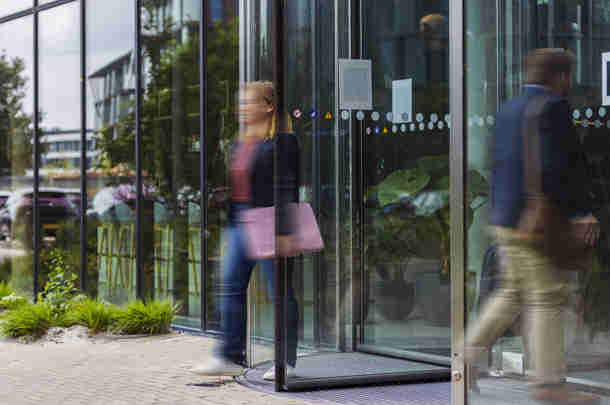 Mannen schudden elkaar de hand na waarborgen integriteit organisatie