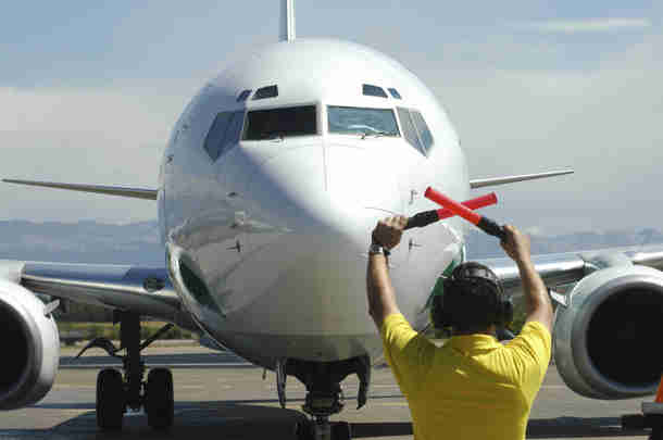 vliegtuig uit omikron gebied komt aan op Schiphol