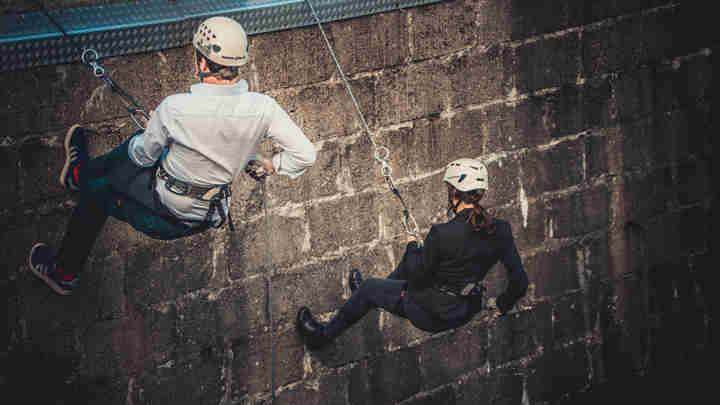 Afbeelding - Collega's abseilen tijdens uitje