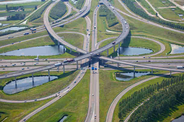 Knooppunt van snelwegen en waterwegen 