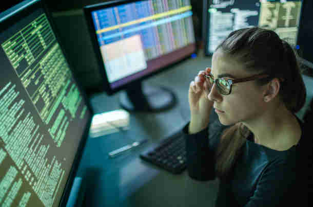 medewerker werkt opensource in een overheidsorganisatie