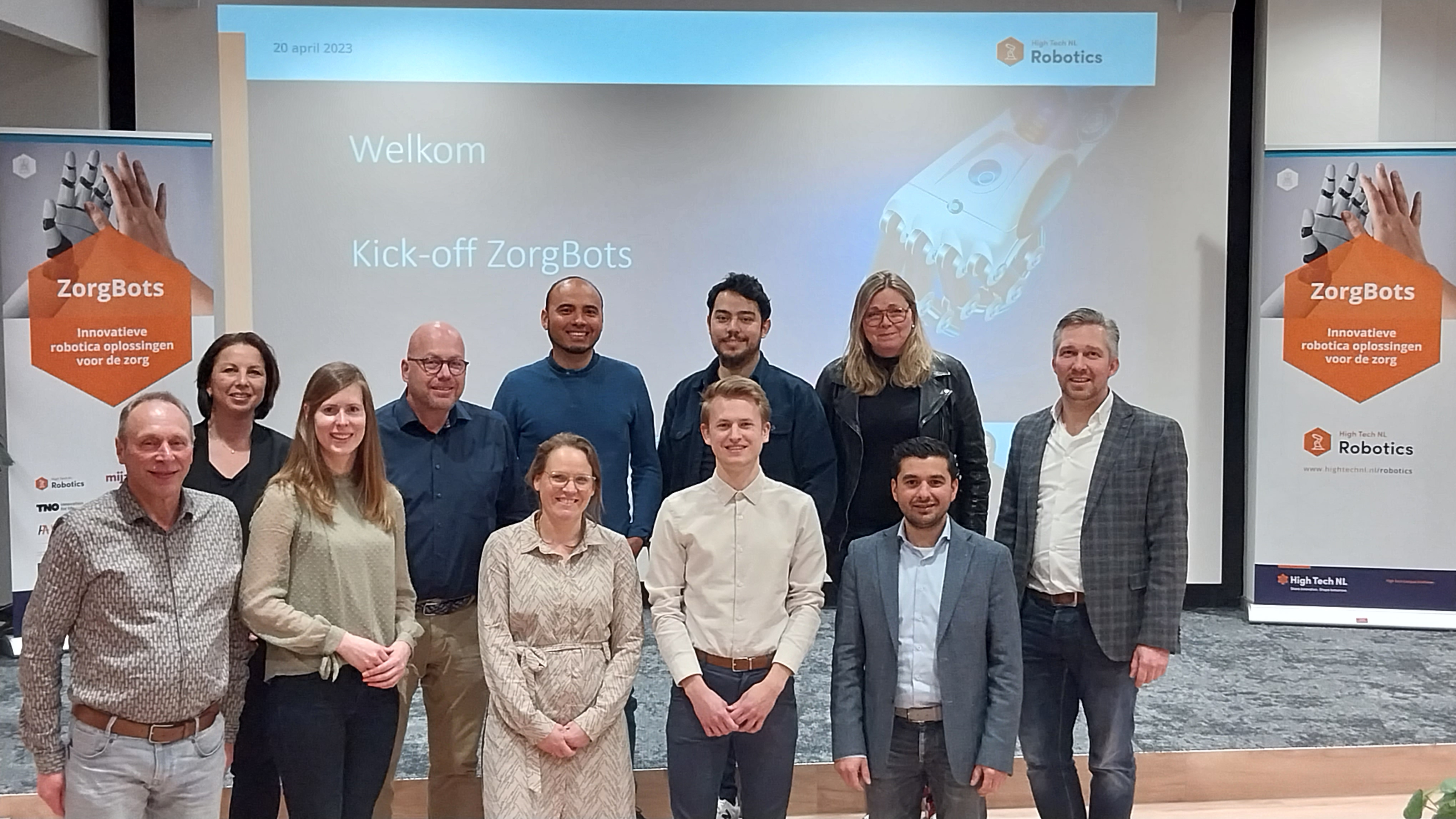 Partners poseren bij bijeenkomst ZorgBOTS