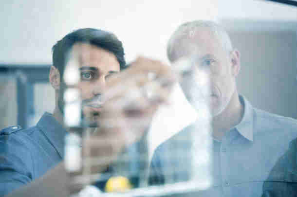 Ondernemers bekijken bedrijfsprestaties op interatief scherm