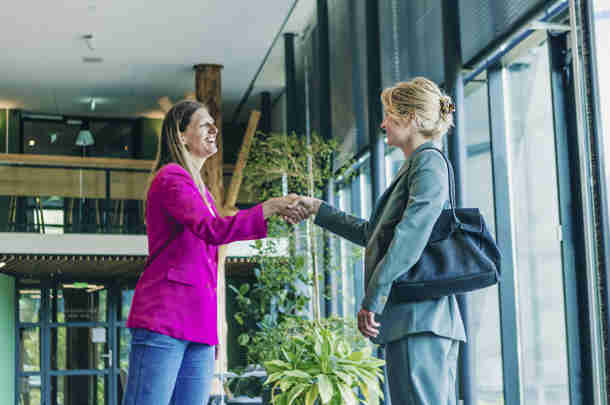 Toekomstmakers schudden elkaar de hand