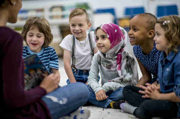 School lerares basisschool leest voor