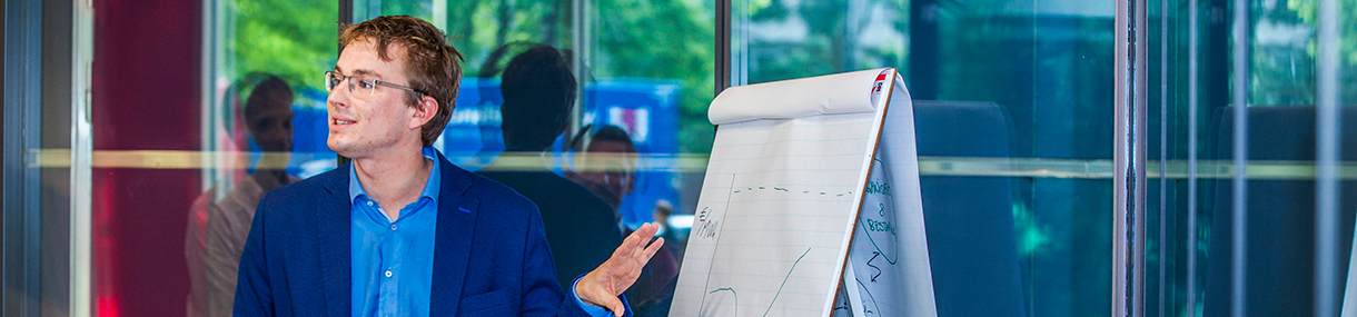 Wouter legt bij flipover uit hoe je algoritmen verantwoord kunt toepassen in de publieke sector