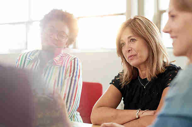 Vrouw Luistert Aandachtig In Overleg